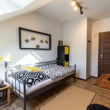 Lägenhet Arya Piest'any